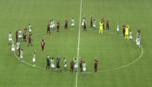 Jugadores de Atlético Paranaense y Coritiba después de suspender partido