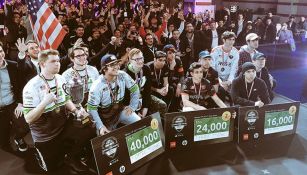 Opting Gaming ostenta su copa y cheque de la CWL, junto a los otros dos ganadores