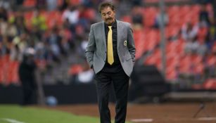 Ricardo La Volpe en un partido del América