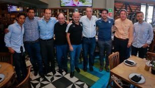 Directivos de Pumas y Gallos se toman una foto antes de la comida