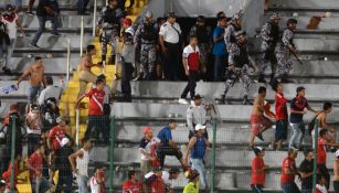 Aficionados de Veracruz pelean durante la riña en el Luis 'Pirata' Fuente