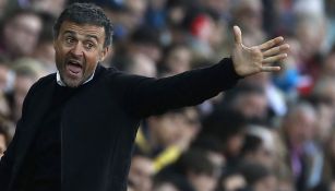 Luis Enrique da indicaciones en juego contra Sporting de Gijón