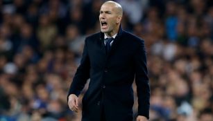 Zidane da indicaciones a sus futbolistas en el Bernabéu 