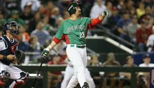 Adrián González durante un bateo con México