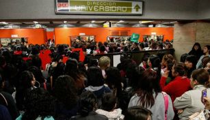 Usuarios intentan subirse a los trenes de la línea 3