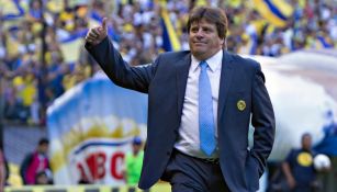 Miguel Herrera saluda a la gente de América durante su etapa como DT de las Águilas