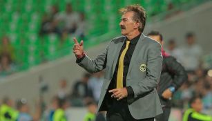 Ricardo La Volpe durante un partido con el América