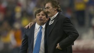 La Volpe y Piojo charlan tras un duelo en el Estadio Azteca 