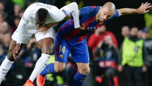 Mascherano intenta cubrir a Blaise Matuidi