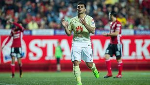 Silvio Romero se lamenta tras fallar una oportunidad contra Xolos 