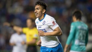 Ángel Mena festeja su gol con Cruz Azul