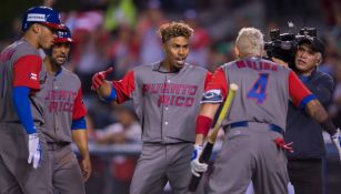 Los jugadores de Puerto Rico celebran un home run anotado frente a México