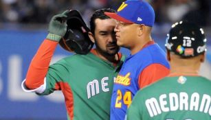 Adrián González y Miguel Cabrera, durante el juego entre México vs. Venezuela