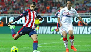 Alan Pulido saca un disparo frente al marco de Talavera en la J9