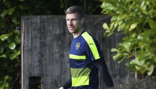 Per Mertesacker asiste a un entrenamiento del Arsenal