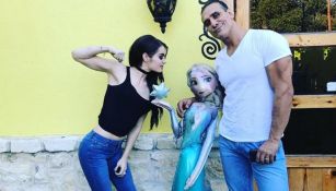 El Patrón posa junto a su prometida, Paige