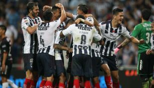 Jugadores de Rayados celebran el segundo gol 