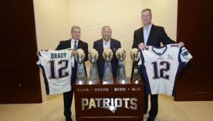 Kraft y compañía posan con las playeras y los trofeos de los Pats