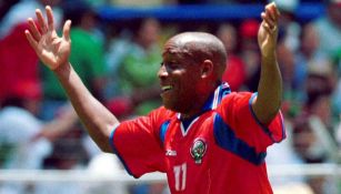 Hernán Medford celebra el gol frente a México en el Estadio Azteca