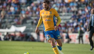 Gignac disputa un duelo con Tigres en el Clausura 2017