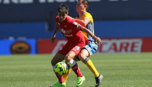 Futbolistas de Tigres y Toluca luchan por el esférico