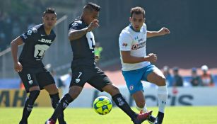 Adrián Aldrete y Javier Cortés pelean un balón durante el partido jugado en el Clausura 2017