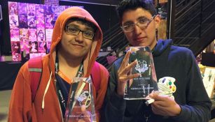 MkLeo y Javi presumen sus trofeos del torneo Civil War