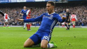 Eden Hazard festeja su anotación contra el Arsenal en Premier 