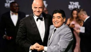 Infantino y Maradona posan en la gala anual de la FIFA