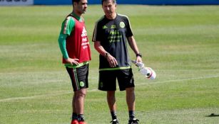 Rafael Márquez junto a Osorio, en entrenamiento previo al juego vs. Costa Rica