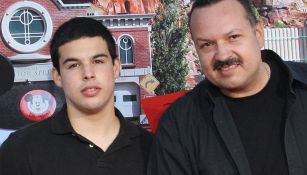 Emiliano y Pepe Aguilar se toman una fotografía