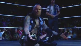 Aleister Black durante el combate que tuvo con Andrade 'Cien' Almas