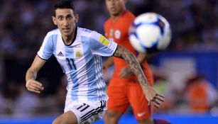 Di María disputa el duelo contra Chile en la Eliminatoria de Conmebol