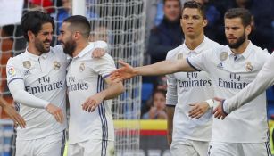 Jugadores merengues celebran la victoria frente al Alavés