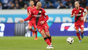 Chicharito patea el balón en un partido del Bayer Leverkusen