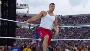 Gronkowski subiendo al ring en Wrestlemania 33