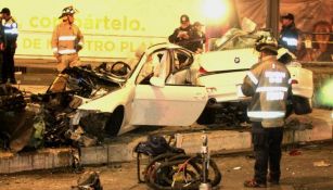 Foto del auto BMW completamente destrozado sobre Reforma