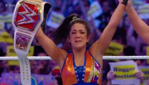 Bayley festeja al retener el campeonato Femenino