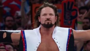 AJ Styles festejando tras vencer a Shane McMahon en Wrestlemania 33