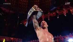 Randy Orton levanta el cinturón de Campeón de WWE