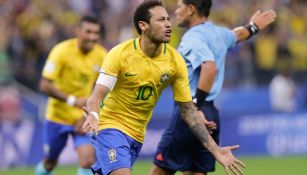 Neymar festeja un gol con la selección de Brasil