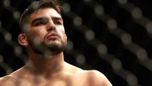  Kelvin Gastelum observa a su rival en choque de la UFC