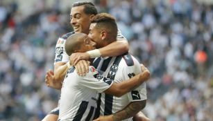 Cardona, Funes Mori, Sánchez celebran uno de los goles 