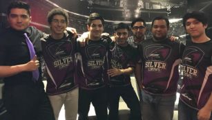 Miembros de Silver Crows posan después de ganar 