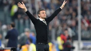 Luis Enrique da instrucciones a sus futbolistas en Italia