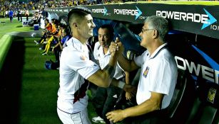 Pulido y Ferretti se dan un abrazo antes del juego 