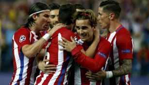 Jugadores colchoneros felicitan a Griezmann tras su anotación