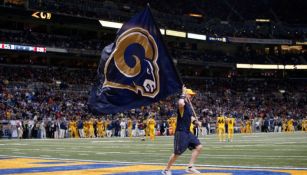 Aficionado de Rams corre con una bandera en el Edward Jones Dome