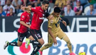 Jugadores de Atlas y Pumas pelean por el balón