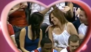 Dos desconocidas se besan delante de la Kiss Cam... ¡y sus novios!